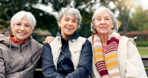 Drei ältere Frauen auf einer Parkbank.