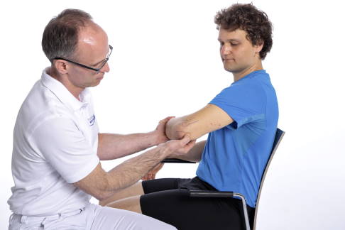 Tastbefund und klinische Untersuchung geben dem Orthopäden erste Hinweise auf die Schwere und den Grad der Bewegungseinschränkungen im Ellenbogengelenk. © Gelenk-Klinik Klinische Untersuchung des schmerzhaften Ellenbogens durch den Orthopäden