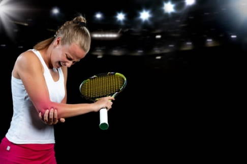 Beim Tennisspielen kommt es häufig zur Überreizung des Sehnenansatzes am Ellenbogen durch immer wiederkehrende Bewegungen. Starke Ellenbogenschmerzen sind die Folge. © FS-Stock, Fotolia Tennisarm