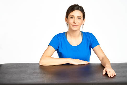 Der betroffene Arm liegt an der Tischkante. © Gelenk-Klinik Ausgangsstellung: Arm an der Tischkante