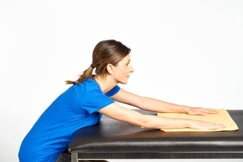 Schieben Sie das Handtuch über den Tisch. © Gelenk-Klinik Durchführung: Handtuch schieben