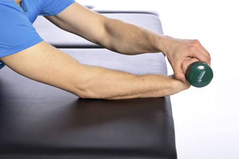 Die freie Hand führt die betroffene Hand nach oben. © Gelenk-Klinik Exzentrische Übung bei Tennisarm, Stufe 2