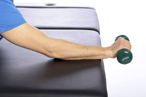 Nehmen Sie nun die freie Hand weg. © Gelenk-Klinik Exzentrische Übung bei Tennisarm, Stufe 3