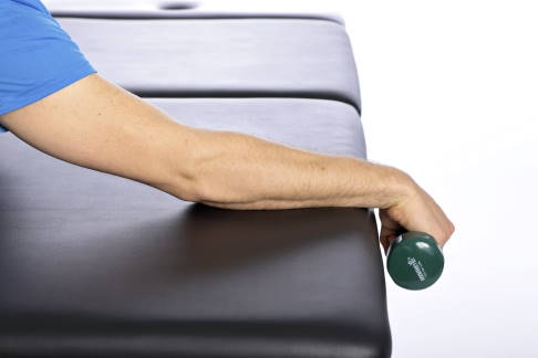 Hand langsam zurücksinken lassen. © Gelenk-Klinik Exzentrische Übung bei Tennisarm, Stufe 4