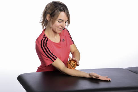 Übung mit Faszienball. © Gelenk-Klinik Übung mit Faszienball