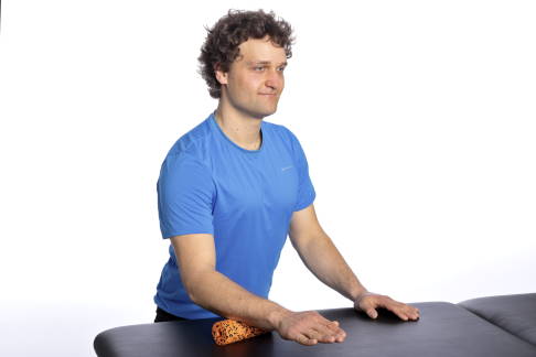 Übung mit Faszienrolle. © Gelenk-Klinik Übung mit Faszienrolle