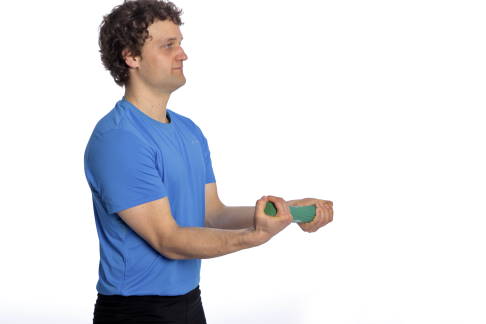 Drehen Sie die Gummirolle mit dem gesunden Arm nach vorne. © Gelenk-Klinik Gummirolle nach vorne drehen