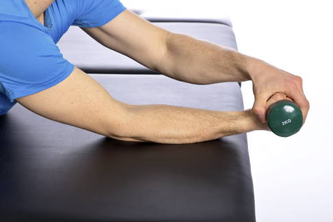 Ausgangsstellung: Der Unterarm des betroffenen Arms zeigt nach oben. © Gelenk-Klinik Exzentrische Übung bei Golferarm, Position 1