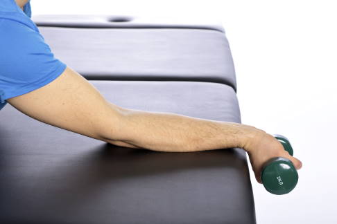 Die Hand sinkt langsam zurück. © Gelenk-Klinik Exzentrische Übung bei Golferarm, Position 3