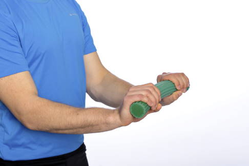 Handgelenke sind leicht nach oben angewinkelt. © Gelenk-Klinik Übung mit Gummirolle, Stufe 1