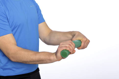 Mit dem gesunden Arm Gummirolle nach vorne drehen. © Gelenk-Klinik Übung mit Gummirolle, Stufe 2