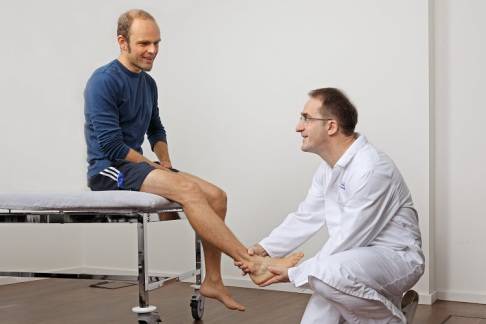 Vor der Verordnung von Einlagen oder Schuhzurichtungen wird der Fuß genauestens vom Spezialisten untersucht. © Gelenk-Klinik Untersuchung durch den Fußspezialisten