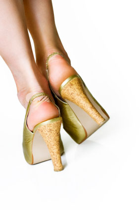 Spitz zulaufende Schuhe mit hohen Absätzen begünstigen den Spreizfuß. Die Enge des Schuhs lässt die Muskulatur des Fußes verkümmern. Hohe Absätze bringen zu viel Gewicht auf den Vorfuß. Zudem verändern sie die Stellung der Zehengrundgelenke. © Istockphoto Spitz zulaufende Schuhe mit hohen Absätzen als Ursache für den Spreizfuß