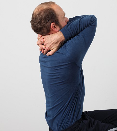 Schieben Sie in dieser Position die Ellenbogen nach oben. © Gelenk-Klinik Übung bei BWS-Syndrom: Mobilisation der Brustwirbelsäule im Sitz
