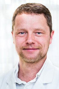 Prof. Dr. Sven Ostermeier, Facharzt Orthopädie und Unfallchirurgie, spezielle orthopädische Chirurgie, Sportmedizin und Manuelle Medizin der Gelenk-Klinik Gundelfingen, Kniespezialist, Hauptoperateur des Endoprothetikzentrums (EPZ)