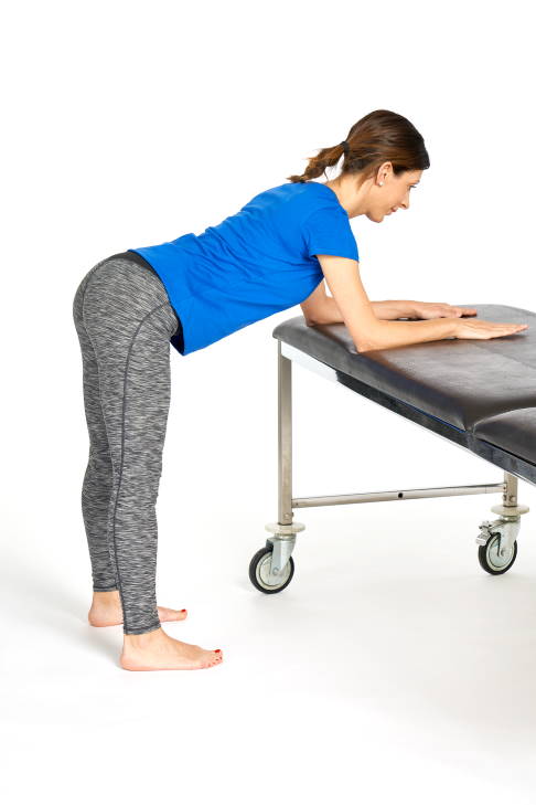 Strecken Sie langsam die Knie durch. © Gelenk-Klinik Knie durchstrecken