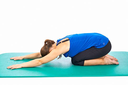 Strecken Sie die Arme auf der Matte nach vorne und machen Sie sich lang. © Gelenk-Klinik Übung gegen Rundrücken: Dehnung des Latissimus dorsi