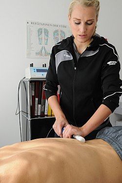 Mit biomechanischer Stimulation (Matrix-Therapie) können Verspannungen und Stoffwechseldefizite im Rücken wirksam gelöst werden. © Gelenkreha.de Matrix-Therapie der Lendenwirbelsäule