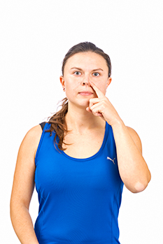 Variante: Halten Sie ein Nasenloch zu. © Gelenk-Klinik Variante Schnüffelatmung