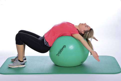 Die Streckung über einen Gymnastikball mobilisiert die Wirbelsäule bei beginnender Wirbelsäulenarthrose. © Gelenk-Klinik Streckübung der Wirbelsäule