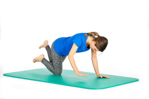 Halten Sie die Position auf jeder Seite 5 Sekunden. © Gelenk-Klinik Beine und Arme diagonal anheben.