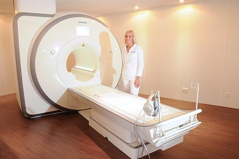 Moderner MRT der orthopädischen Gelenk-Klinik in Gundelfingen