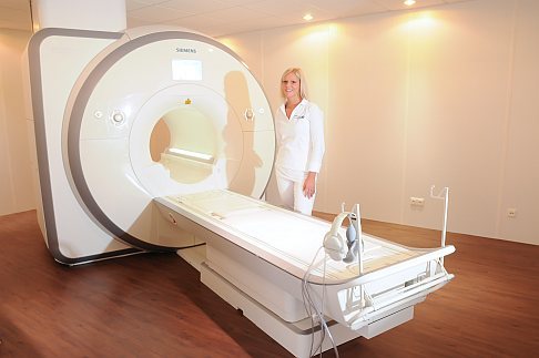 Eine Spondylodiszitis ist besonders gut mithilfe der Magnetresonanztomographie zu erkennen. © Gelenk-Klinik Moderner MRT der orthopädischen Gelenk-Klinik in Gundelfingen