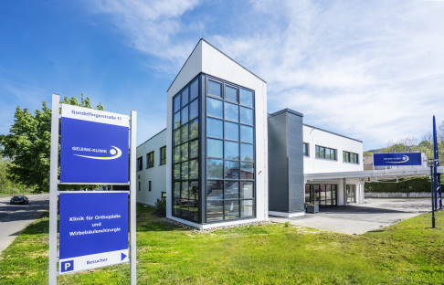 In der orthopädischen Gelenk-Klinik Gundelfingen arbeiten Fachärzte für Orthopädie und Unfallchirurgie, Sportmedizin, Wirbelsäulenchirurgie, Neurochirurgie, Rehamedizin und Anästhesie. ©Gelenk-Klinik Orthopädische Fachklinik für Knie, Fuß, Sprunggelenk, Hüfte, Wirbelsäule, Ellenbogen und Schulter