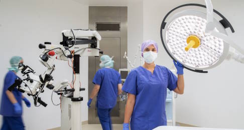 Die OP-Säle in der Gelenk-Klinik sind modern ausgestattet und unterliegen höchstem Hygienestandard. © Gelenk-Klinik OP-Personal im Operationssaal der Gelenk-Klinik.