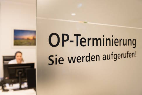 Nach der Klärung der Kostenübernahme können Sie einen OP-Termin vereinbaren. © Gelenk-Klinik OP-Terminierung der Gelenk-Klinik Freiburg