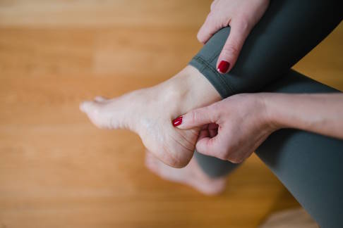 Falsches Training ist oft eine Ursache der Achillodynie. © schwede-photodesign, Adobe Frau mit Schmerzen in der Achillessehne beim Joggen