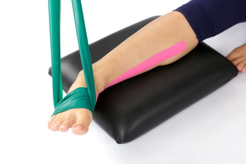Therabandübung zur Kräftigung der Tibialis-posterior-Sehne bei Außenbandinstabilität. Mit dieser und weiteren Übungen aus der Fuß- und Sprunggelenksschule können Bandinstabilitäten meist kompensiert werden, bevor sie zu einer Arthrose im Sprunggelenk führen. © www.fuss-sprunggelenk-akademie.de Kräftigung der Tibialis-posterior-Sehne bei Außenbandinstabilität