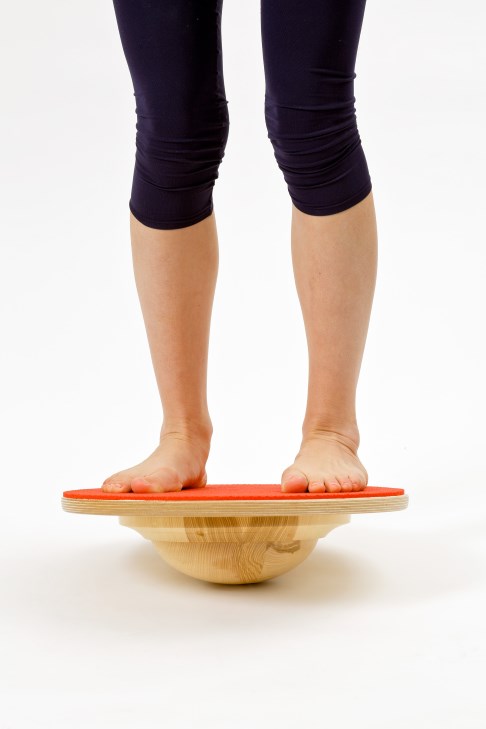 Therapiekreisel: Die Füße trainieren ihre Fähigkeit, auf Unebenheiten zu reagieren. © Gelenk-Klinik Therapiekreisel Detail