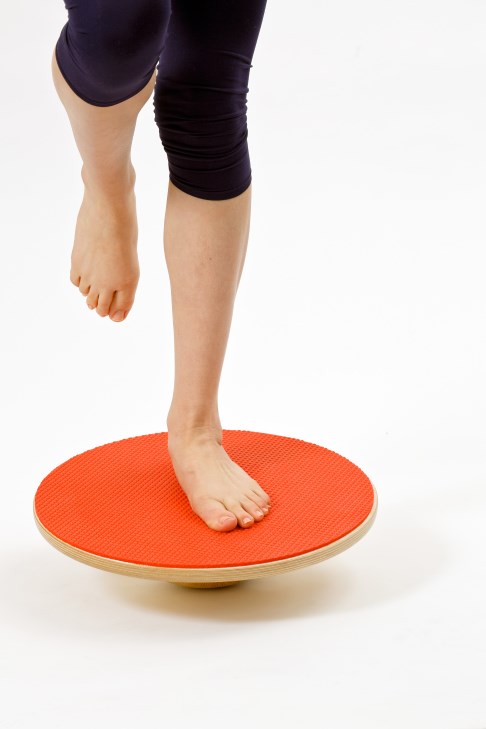 Einbeinstand auf dem Therapiekreisel: Übung für Fortgeschrittene. © Gelenk-Klinik Einbeinstand auf dem Therapiekreisel: Übung für Fortgeschrittene