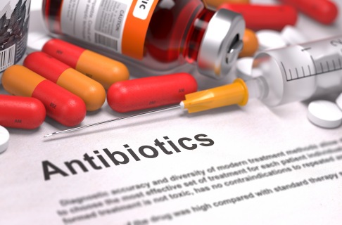 Zentraler Bestandteil der zumeist bakteriell ausgelösten Spondylodiszitis ist die antibiotische Therapie. Zu Beginn erfolgt diese intravenös, später kann oft auf die orale Einnahme von Tabletten gewechselt werden. © tashatuvango, Adobe Verschiedene Antibiotika