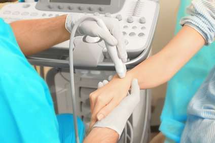 Die Sonografie (Ultraschall) zeigt entzündlich bedingte Flüssigkeitseinlagerungen oder Knorpelveränderungen im Gelenk. © Africa Studio, Fotolia Ultraschalldiagnose bei Arthritis