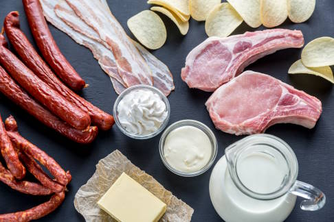 Menschen mit Arthrose sollten tierische Produkte mit einem hohen Anteil an gesättigten Fettsäuren nur in Maßen konsumieren. © alex9500, Adobe Stock Ungesunde Lebensmittel, die Sie bei Arthrose vermeiden sollten