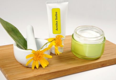 Arnikaextrakte sind häufig in Salben enthalten. © stock.adobe.com/behewa Arnikazubereitungen