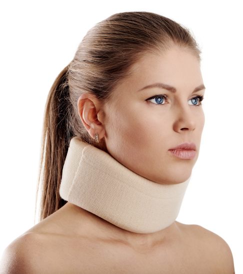 Das Tragen einer Halskrause oder Zervikalstütze hilft Patienten dabei, die Muskulatur der Halswirbelsäule zu entlasten. © stock.adobe.com/Stasique Das Tragen einer Halskrause oder Zervikalstütze entlastet die Muskulatur der Halswirbelsäule.