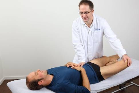 Nicht jedes Hüftgelenk gibt den gesamten Bewegungsspielraum frei. Durch die individuelle Anatomie können Knochen im Hüftgelenk schmerzhaft zusammenstoßen (Hüftimpingement) © Gelenk-Klinik Untersuchung des Hüftimpingements
