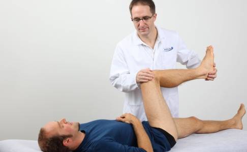 Bei der klinischen Untersuchung der Hüftschmerzen prüft der Arzt die Beweglichkeit des Hüftgelenks in alle Richtungen. © Gelenk-Klink.de Klinische Untersuchung der Hüftschmerzen