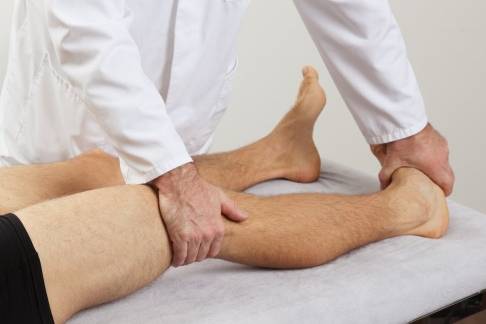 Einen ersten Hinweis auf eine Hüftarthrose erhält der Hüftspezialist durch eine sorgfältige körperliche Untersuchung des Patienten. Bei Hüftarthrose schmerzt die Rotation des Beines um die eigene Achse. © Gelenk-Klinik coxarthrose