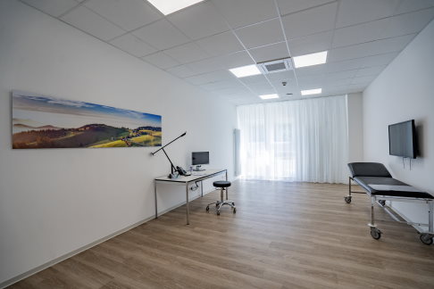 In angenehmer Atmosphäre untersuchen und behandeln die orthopädischen Fachärzte der Gelenk-Klinik in den Räumen der Ambulanz die Patienten. ©Gelenk-Klinik Untersuchungszimmer in der orthopädischen Ambulanz