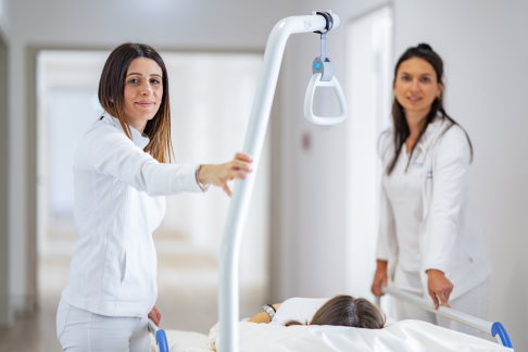In der Gelenk-Klinik sorgt unser engagiertes Personal dafür, dass Sie sich bestens betreut und unterstützt fühlen. © Issara, Adobe stationärer Aufenthalt in der Gelenk-Klinik