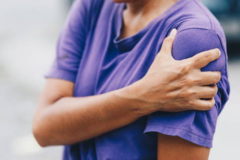 Beim Riss der langen Bizepssehne kommt es zu Schulterschmerzen und Krafteinbußen im Arm. © Anut21ng, iStock Frau mit Schulterschmerzen nach Ruptur der langen Bizepssehne