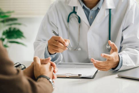 Eine ausführliche Anamnese bildet eine wichtige Grundlage für die weitergehende Diagnostik. © Pcess609, Fotolia Arzt und Patient bei der Anamnese