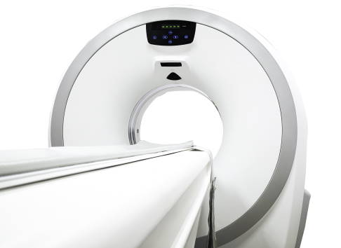 Die Röntgenröhre erstellt Bilder, indem sie um den Patienten rotiert. © samunella, Adobe Stock Bild eines Computertomografen