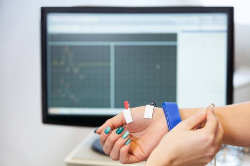 Mittels Elektroneurografie kann der Arzt die Nervenleitgeschwindigkeit ermitteln und erkennt auf diese Weise Nervenschädigungen. © Andre, Adobe Stock Elektroneurografie