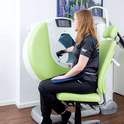 Die DVT wird in dieser Einstellung zur Darstellung der knöchernen Verhältnisse in Handgelenk und Hand verwendet. Frakturen, Daumensattelgelenksarthrose oder Arthrose der Fingergelenke können mithilfe der digitalen Volumentomographie in großem Detail dargestellt werden. Sowohl für die Diagnostik als auch für die unmittelbare Operationsvorbereitung ist die mit der DVT gewonnene 3-D-Information über den Status der Knochen und Gelenke sehr hilfreich. © Gelenk-Klinik Darstellung der knöchernen Verhältnisse in Handgelenk und Hand mittels digitaler Volumentomographie