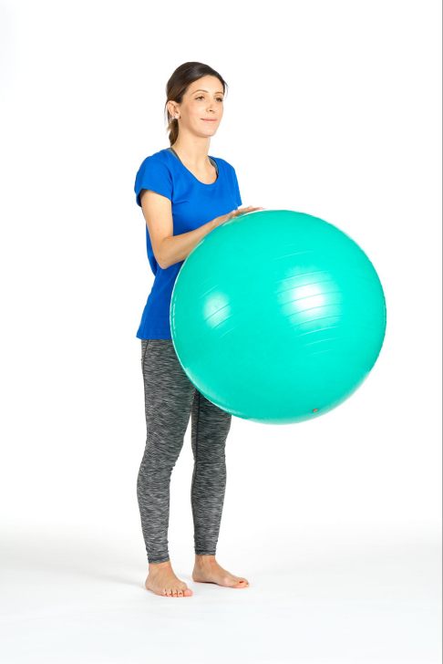 Halten Sie einen Pezziball. © Gelenk-Klinik Ball im Stand
